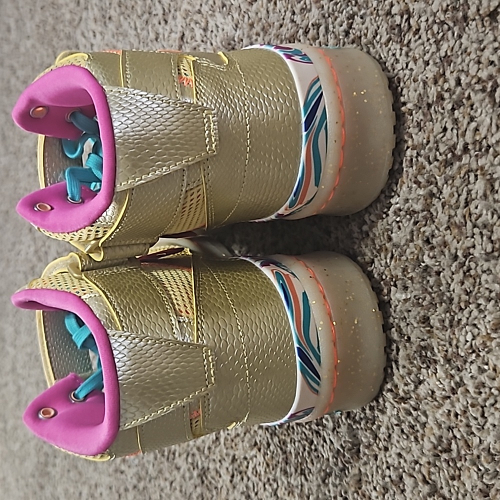 Shoes - Picture 4 of 8